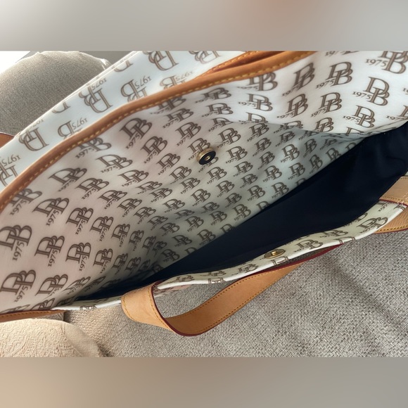 Dooney & Bourke Diaper Bag W/ Changing Mat Signature Pattern White & Brown - Picture 8 of 14